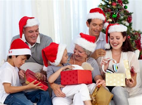 Familia Abriendo Regalos De Navidad En Casa Foto Premium