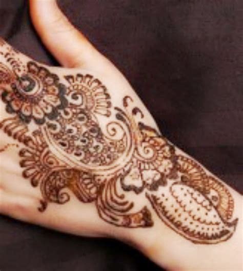 Inai atau henna merupakan aksesoris yang bisa membuat wanita tampak lebih cantik dan bikin gemes. kukuberinai: Hobi pakai inai - henna