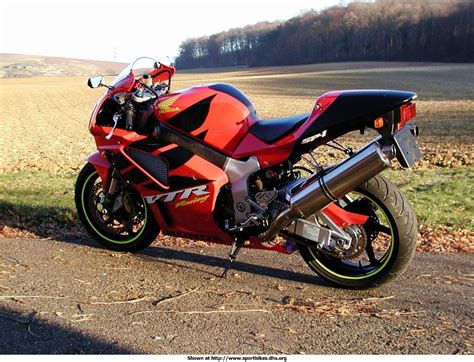 He checks out some of it's unique. 2000 Honda RC51 | Super bikes, Cool bikes