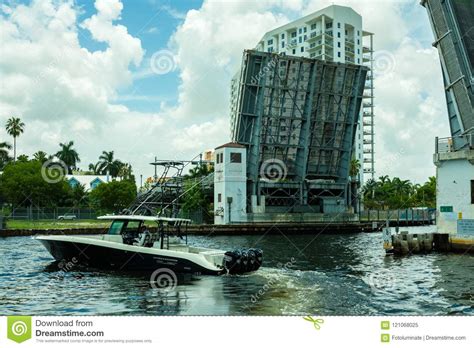 Miami River Cityscape Editorial Image Image Of Beauty 121068025