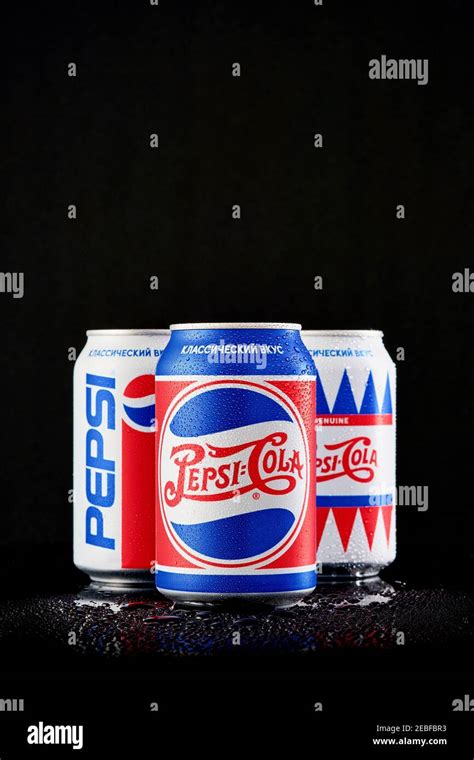 MOGILEV BIELORRUSIA ENERO Tres Lata De Pepsi Cola En