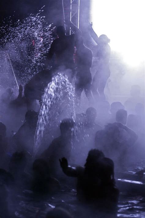 night splashing in budapest girls river bathing gadis mandi di kali