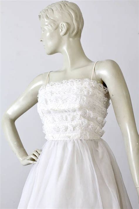 Einige technologien, die wir einsetzen, sind notwendig, um wichtige funktionalität bereitzustellen, z. Vintage 60er Jahre Saks Fifth Avenue weißes Hochzeitskleid ...
