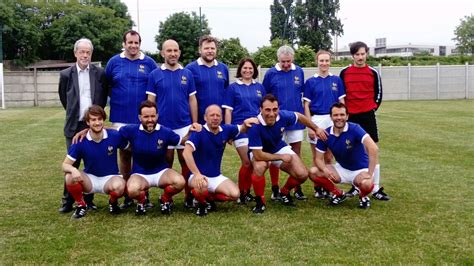 En 1982, je suis un jeune homme plein de sympathie révolutionnaire pour la rda et les jeunes gens en colère de la rfa. L'équipe s'entraîne dur pour rejouer le France-Allemagne ...