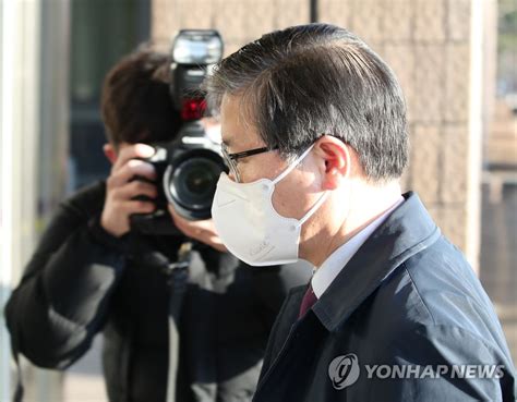 Lh직원의 광명시흥 땅 투기 의혹이 제기된 가운데 lh 직원 매수 의심 토지인 시흥시 과림동 현장에 묘목이 식재돼 있다.(사진=연합뉴스). 청문회 준비 사무실 향하는 변창흠 후보자 | 연합뉴스