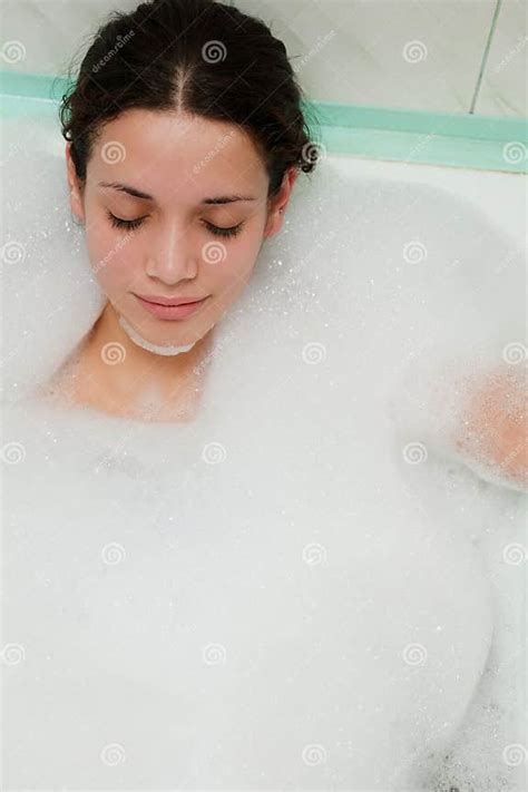 fille se situant dans le bain image stock image du sommeil cheveu 7716789