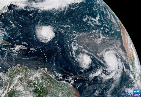 El centro nacional de huracanes de estados unidos ha empezado a seguir la evolución de la borrasca que se aproxima a la península ibérica. Satélite captura tres gigantescas tormentas alineadas en ...