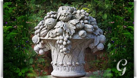 Großer Früchtekorb aus Stein - Navarra • Gartentraum.de Bereits in der antike wurden gärten und parkanlagen mit den skulpturen berühmter menschen oder der eigenen.
