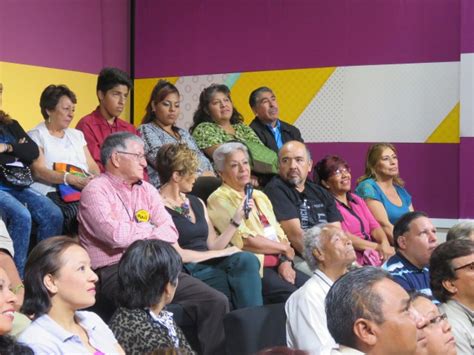 Transmítele a tu hija o hijo seguridad y pídele que colabore, acaríciale, sonríele y háblale mirándole a los ojos. www.caprepol.cdmx.gob.mx