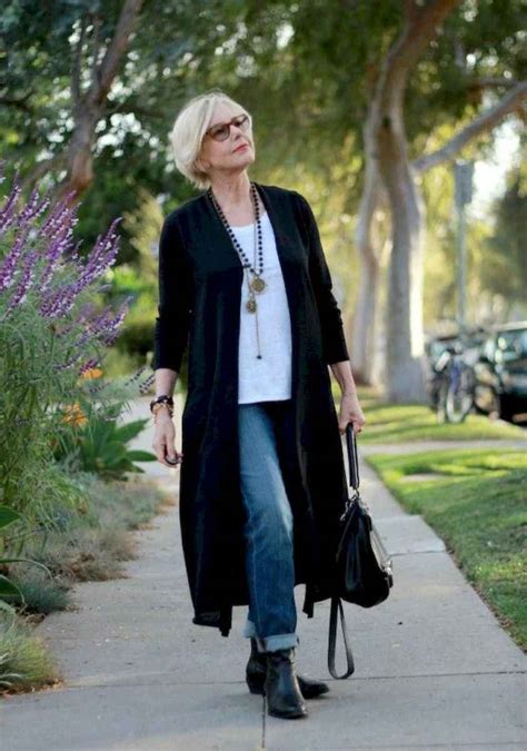 25 Best Stylish Outfits For Women Over 50