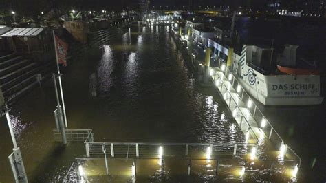 Sturmflut Warnung Im Norden Erste Überschwemmungen In Bremen Und Hamburg