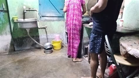 Indian Bengali Maid Kitchen Pe Kam Kar Rahi Thi Moka Miltahi Maid Ko Jabardasti Choda Malik Na