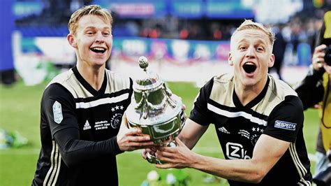 De overgang van de middenvelder naar de van de beek werd op 18 april 1997 geboren in nijkerkerveen. Ajax verslaat Willem II in bekerfinale en pakt eerste ...