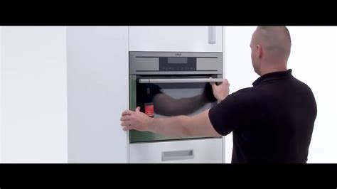 Wir sind gerade mit der küchenplanung beschäftigt und nun stellt sich mir die frage, ob man jede mikrowelle in einen schrank einbauen kann?? AEG Einbau in einen Hochschrank Küchenhaus Böttcher - YouTube
