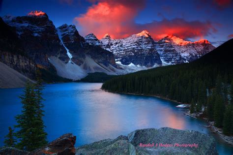 Sunrise Over Moraine Lake And The Ten Peaks In Banff