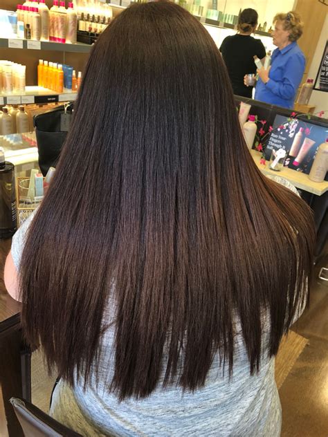 Check out what brazilian blowout is, how it works, and the benefits your hair can get from a brazilian hair straightening treatment! 5 Things to Know About Brazilian Blowouts