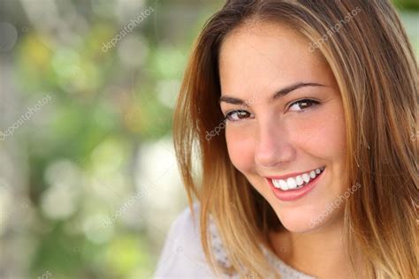 Beautiful Woman With A Whiten Perfect Smile — Stock Photo