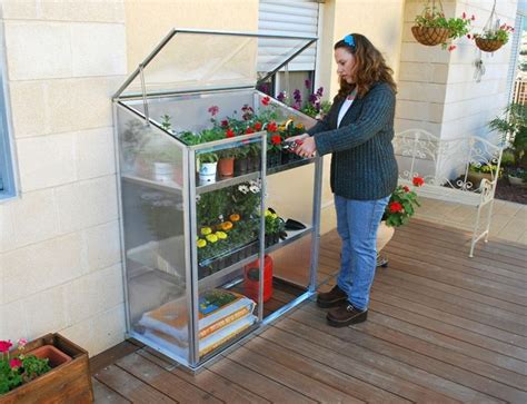 Un tipo di serra da balcone molto in uso è quella realizzata con una struttura in alluminio e una copertura in policarbonato. Mini serre da balcone - strutture giardino - Consigli per ...
