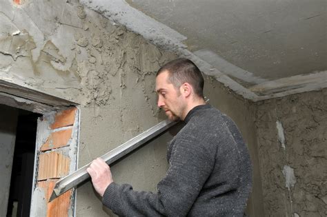 Ratsam ist es, wenn sie bereits über grundkenntnisse im verputzen verfügen oder sich vorab alle arbeitsschritte der anleitung in einem video ansehen. Grundputz und Dekorputz - die schöne Wand vom Fachmann ...