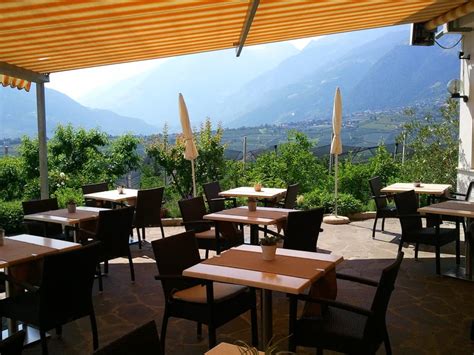 Ausblick Auf Die Terrasse Hotel Astor Scena Schenna • Holidaycheck Südtirol Italien