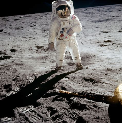 Lo vidi in diretta, in bianco e nero. La foto del primo uomo sulla Luna, missione Apollo 11 ...