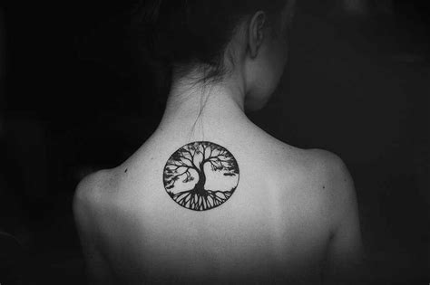 Representado por las ramas que son los cruces de camino que encontramos a lo largo de nuestra vida y nos obliga a tomar decisiones constantemente. Tatuaje del árbol de la vida y su significado - Logia Tattoo