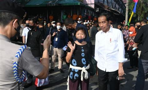 Momen Pengawal Presiden Jadi Fotografer Dadakan Warga Saat Jokowi