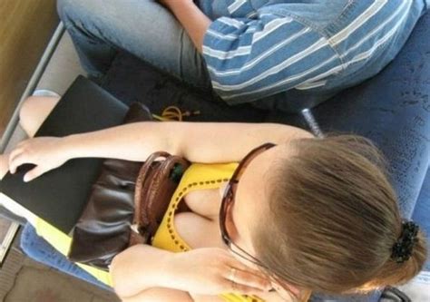 「痴漢されてもしょうがないわ」電車内で凄いエロい格好の女の子が発見される ポッカキット