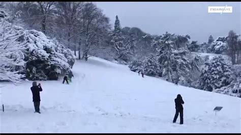 Au coeur de l'histoire présenté par franck ferrand avec marcel bluwal et fabien lepage de 14h00 à 15h00, sur europe1. Neige : ils skient aux Buttes-Chaumont à Paris