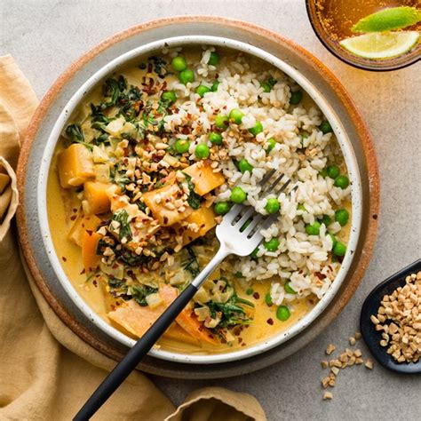 Add the coconut milk and bring to a simmer. Thai Yellow Veggie Curry with Spinach & Rice - My Food Bag