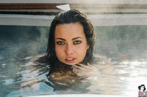 hintergrundbilder brünette badewanne wasser frau tätowierung selbstmord mädchen