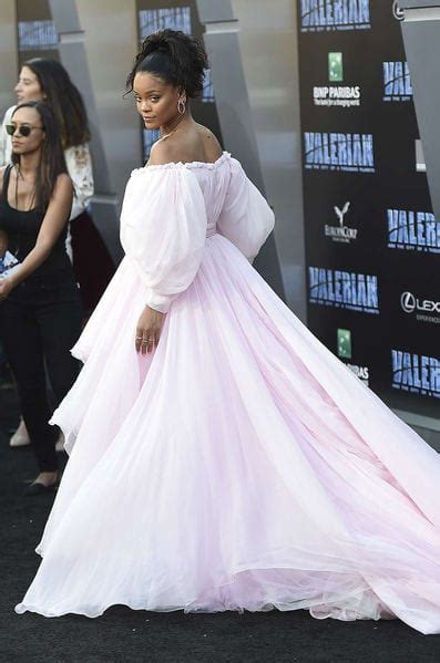 Cette étonnante Robe De Mariée De Rihanna Qui Fait Le Buzzvidéo