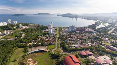 Kota kinabalu is bestowed with some of the most exotic rainforests which are brimmed with abundant flora and fauna. Fuco Aereo Kota Kinabalu City Centre Immagine Stock ...