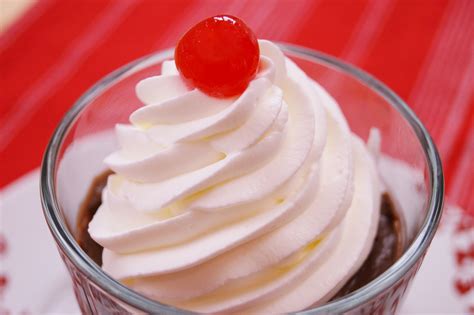 Thai iced teareceitas da felicidade! whipped cream frosting with pudding