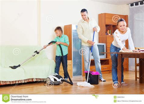 Tipos de alfombra métodos de limpieza precio extras ¿qué más hay que tener en cuenta? Couple With Teenage Son Doing House Cleaning Stock Photo ...