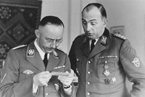 Son çare olarak amerika'ya iltica. Reichsfuehrer-SS Heinrich Himmler looks at a photograph on ...