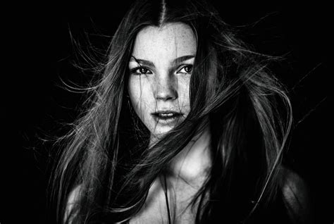 hintergrundbilder gesicht schwarz frau einfarbig modell porträt lange haare fotografie