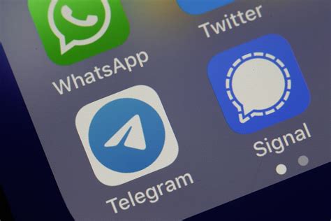 Whatsapp web是一款基于传统whatsapp手机应用的多媒体消息服务。 有了它，用户可以将即时信息服务加载到pc或mac上，不用再依靠手机。 whatsapp web于2015年首次亮相，当时还不具备标准移动应用的许多功能。 全球受「社交」威胁，WhatsApp 宣佈推迟用户接受条款限期至今年 5 月。 - Iconicmen