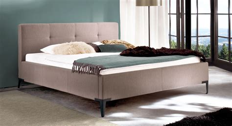 Finde bei uns dein perfektes polsterbett und setze damit ein optisches highlight in deinem. Polster Bett Wand / Ein Grosses Bett Mit Grau Kissen ...