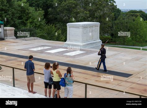 Tomb Of The Unknowns Tourist Attraction Hi Res Stock Photography And