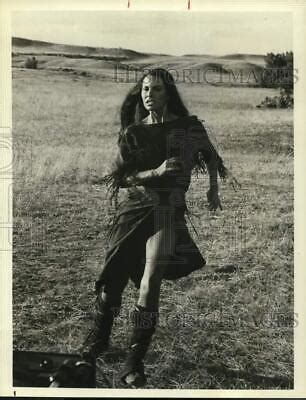 1982 PRESS PHOTO Actress Raquel Welch In The Legend Of Walks Far Woman