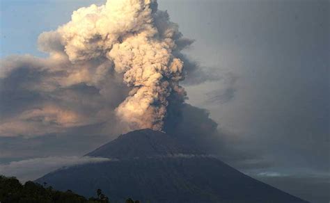 bali volcano continues to rage for second day authorities scramble to evacuate locals photos