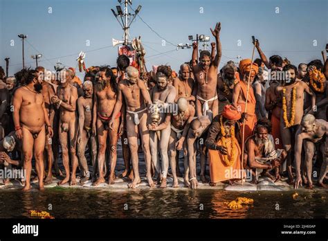 Naga Sadhus Hombres Santos Indios Prepar Ndose Para Entrar En Las