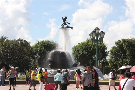 Untuk pengetahuan suhu di korea pada waktu begini adalah. aRmS rEnEe: HK in memory...- Hong Kong Disneyland