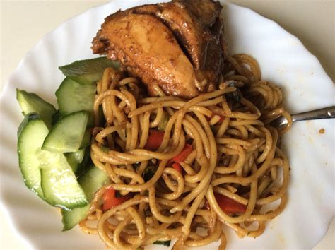 Surinaamse bami met kip in ketjap Surinaams