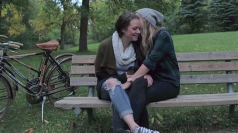 80 Meilleures Lesbian Kiss Vidéos Et Séquences Vidéo Getty Images