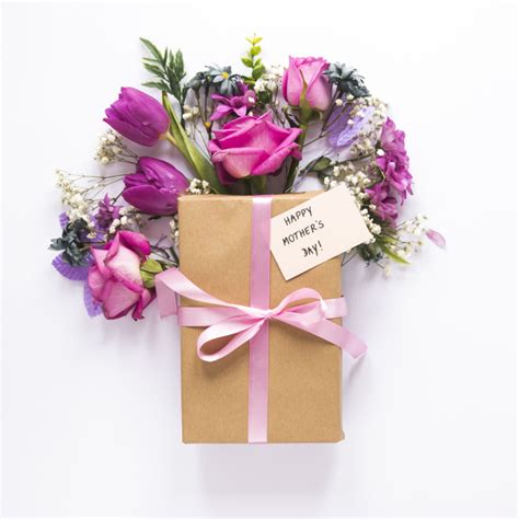 Feliz dia de la madre. Flores con inscripción de regalo y feliz dia de la madre ...