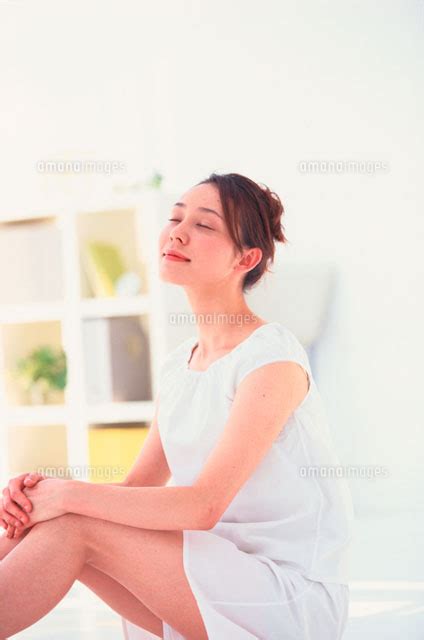 白い部屋着で床に座った女性[21007004069]の写真素材・イラスト素材｜アマナイメージズ