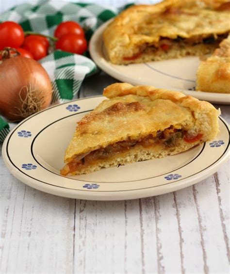 Infatti, l'impasto di questo finger. FOCACCIA CON CIPOLLE, pomodorini, capperi e olive nel 2020 ...