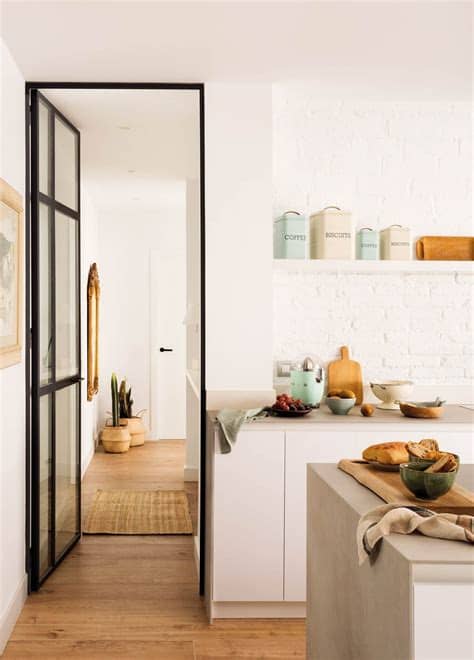 Las puertas correderas de cristal o madera las puedes instalar empotradas, o sin obra. "Cierra la cocina, que siempre hay cosas por medio" en ...